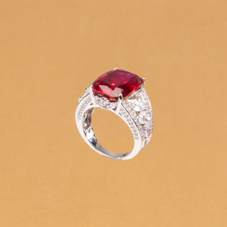 Anello pietra centrale color rubino zirconi marquise 4