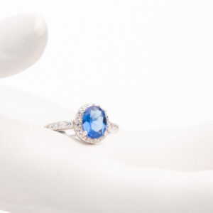 Anello pietra centrale taglio ovale blu zaffiro 1