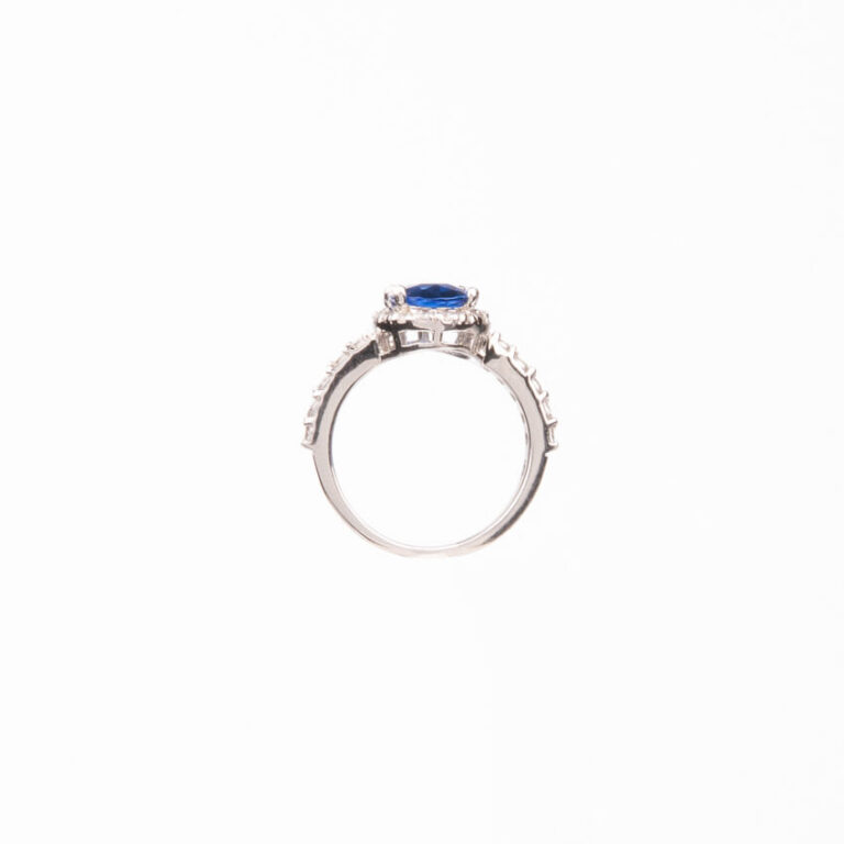 Anello pietra centrale taglio ovale blu zaffiro 5