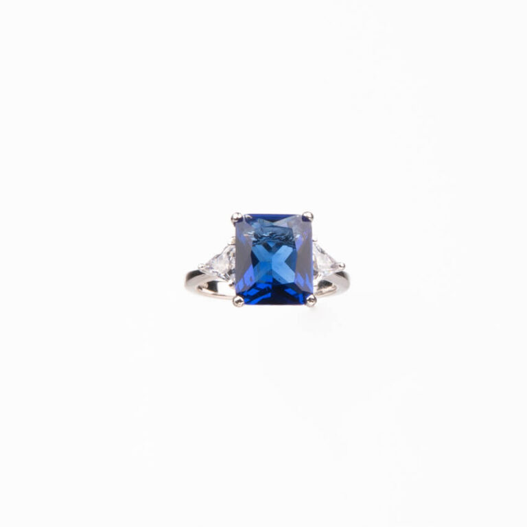 Anello pietra centrale taglio rettangolare blu zaffiro 5