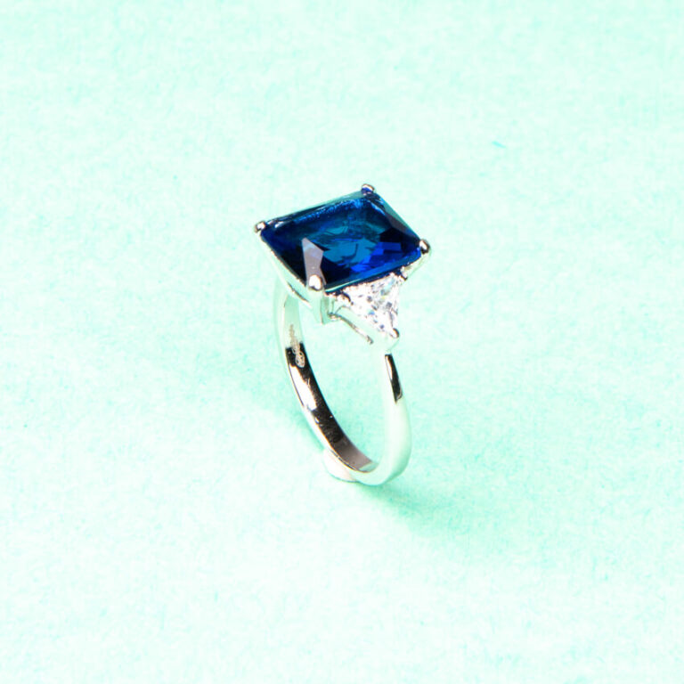 Anello pietra centrale taglio rettangolare blu zaffiro 6