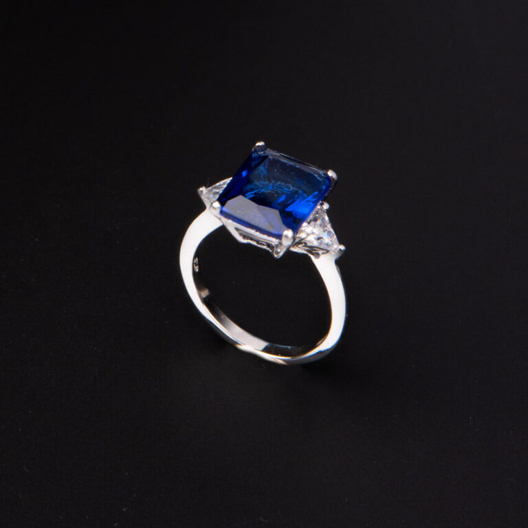 Anello pietra centrale taglio rettangolare blu zaffiro 7